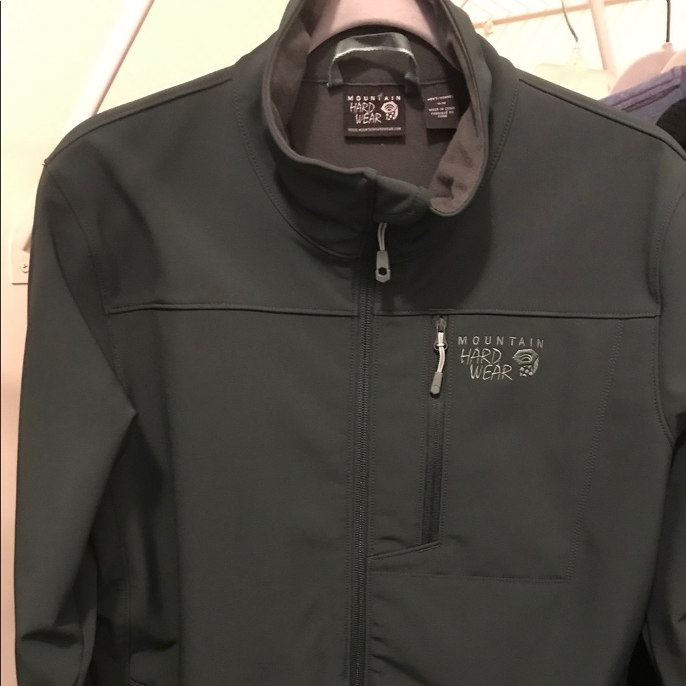 Men’s (M) Mountain Hardwear Soft-shell Jacket!!